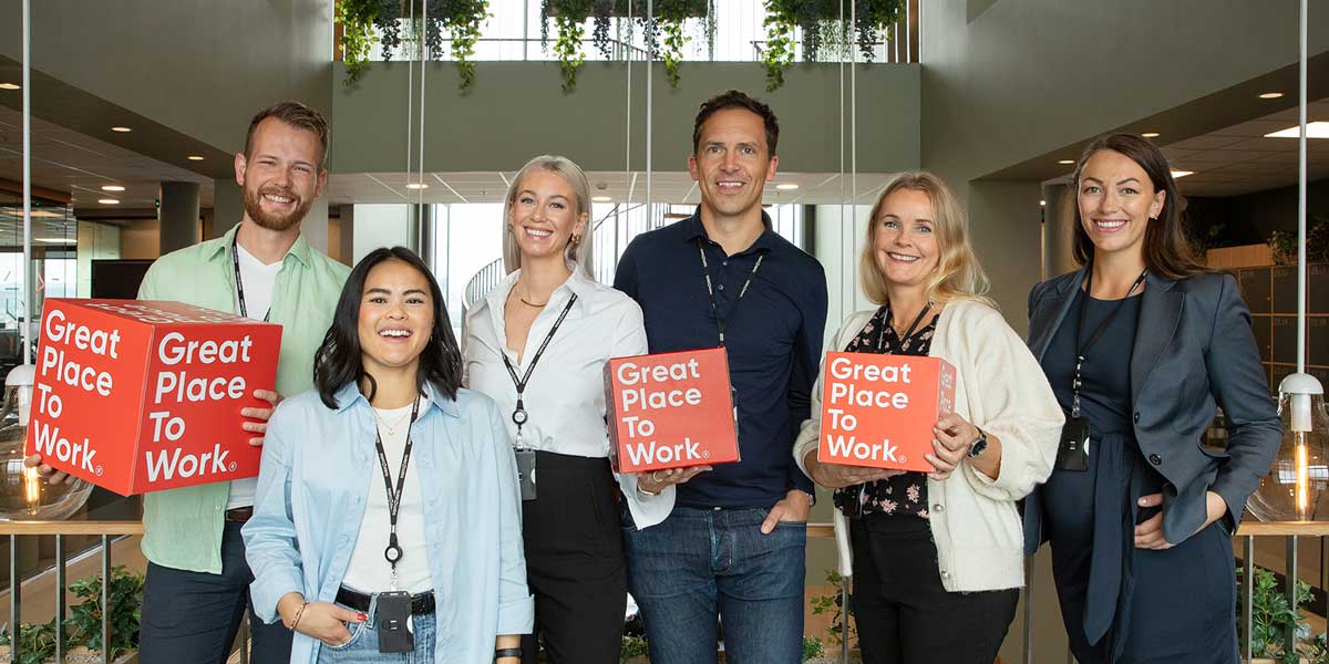 Seks glade udviklere i Sopra Steria med Great Place To Work skilte